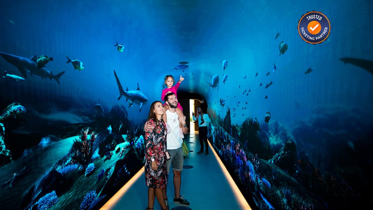 Father and kids enjoying the aquarium experience together at Palm Jumeirah.