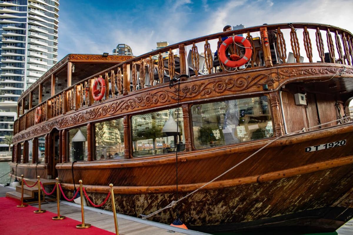 Круиз на традиционной лодке Доу на закате по Дубай Марине - clicktoguide