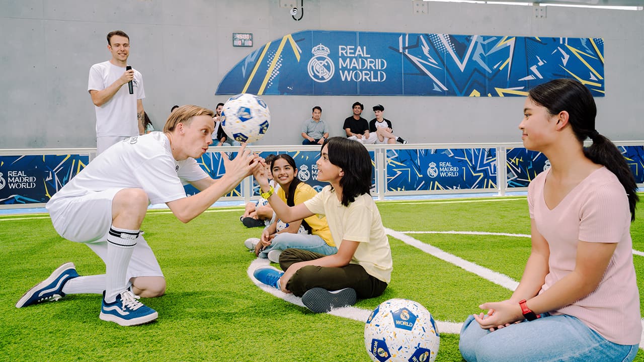Real Madrid World Park + Dubai Miracle Garden - clicktoguide