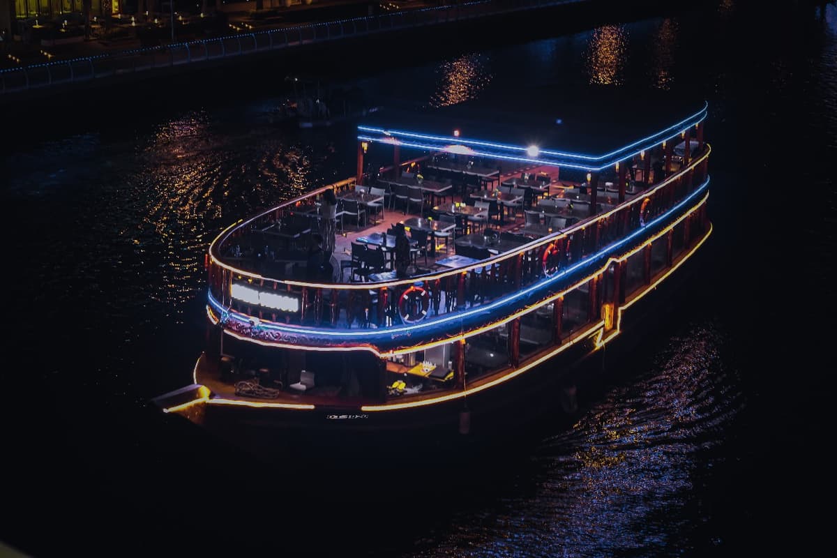 Ужин на традиционной лодке Доу по Dubai Marina - clicktoguide