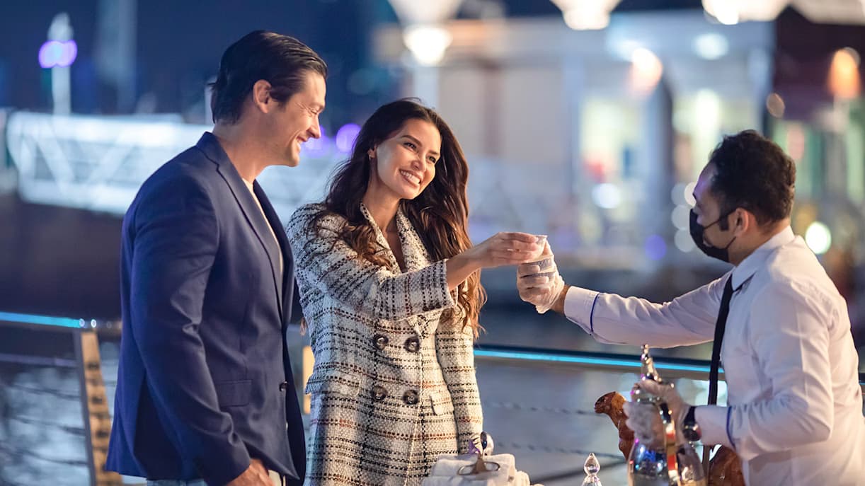 La Perle - Cruise Dinner & Show: Couple Cruise Welcome