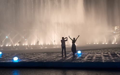Dubai Fountain: Walk Bridge Photo Moment